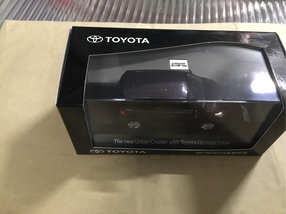 Miniatura Toyota Urban Cruiser escala 1/43