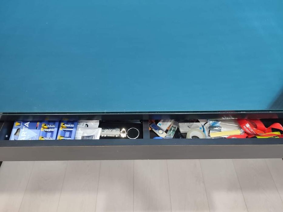 Secretária de cor castanha escura