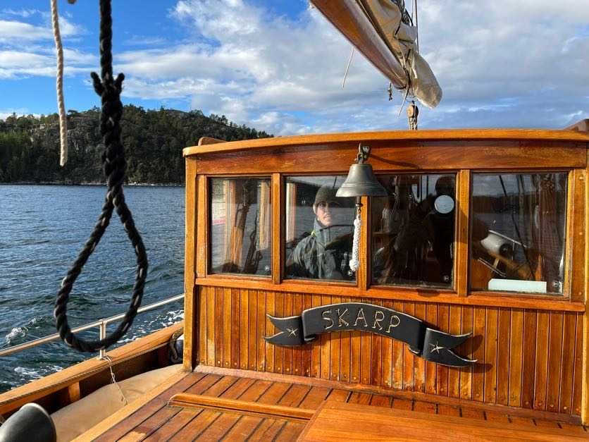 Iate à vela clássica de madeira, com 2 jogos completos de velas e motor interno Perkins.