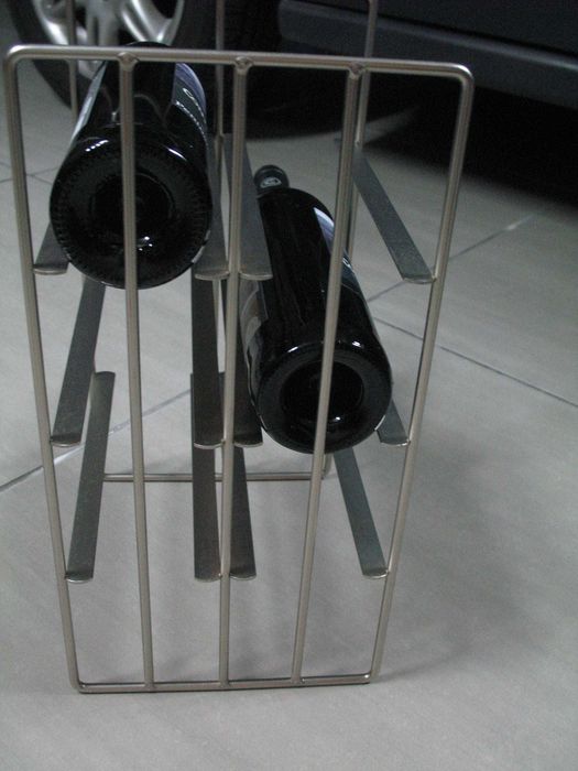 Garrafeira elegante moderna e muito decorativa em metal