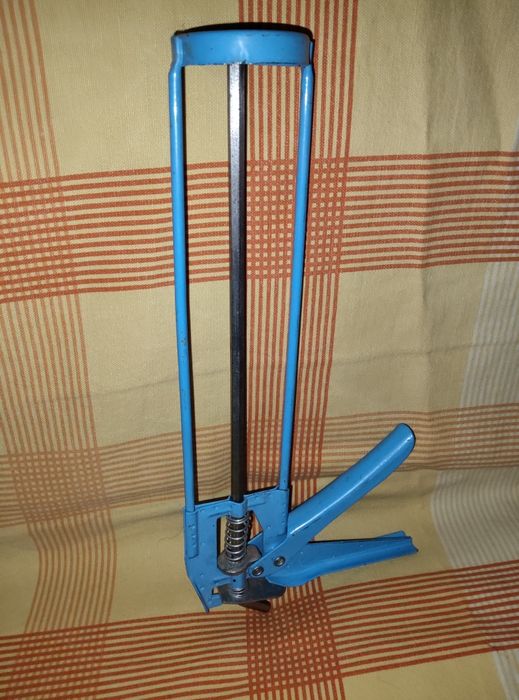 Пистолет для силикона и герметика