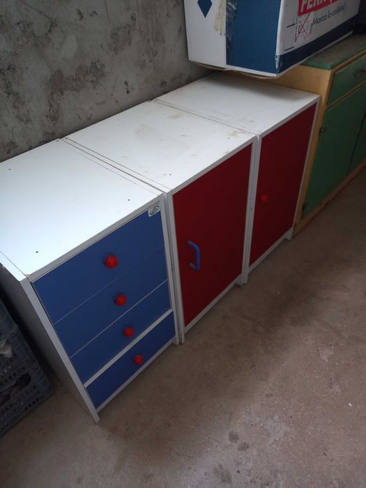 Camas individuais + mesas de cabeceira + bengaleiro