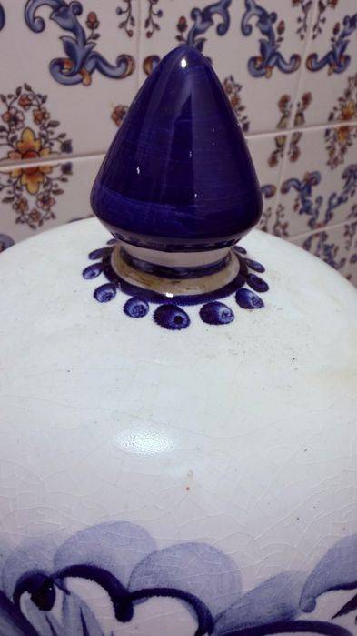 Hand-painted porcelain pot437155956671139844