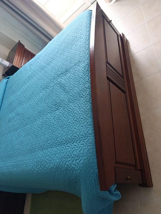 Cama de Casal e mesas de cabeceira
