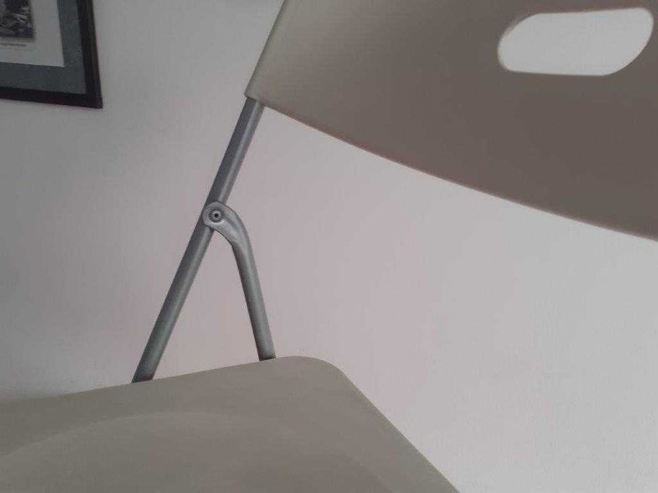 Mesas e cadeiras em metal e pvc