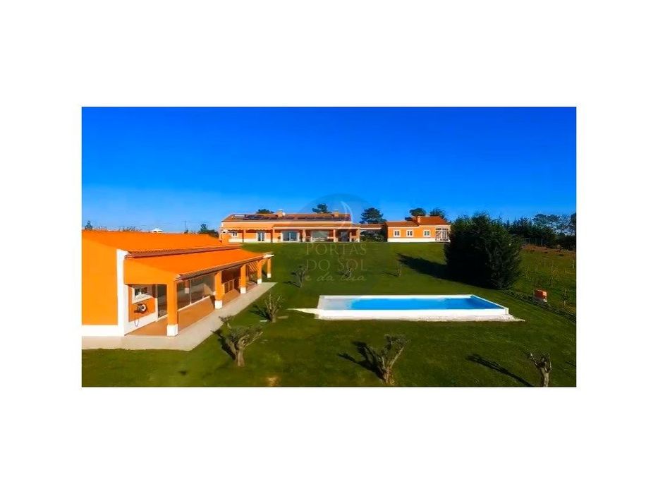 Quinta V4 em 34.200 m2 de terreno c/ piscina e furo