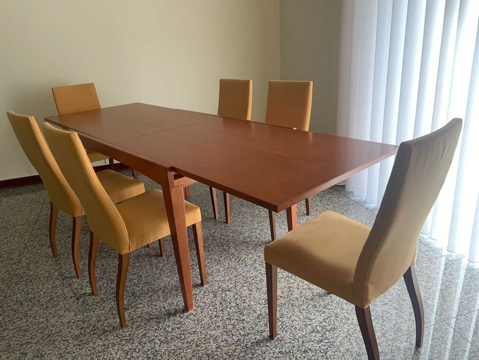 Mesa de Jantar com 6 cadeiras.