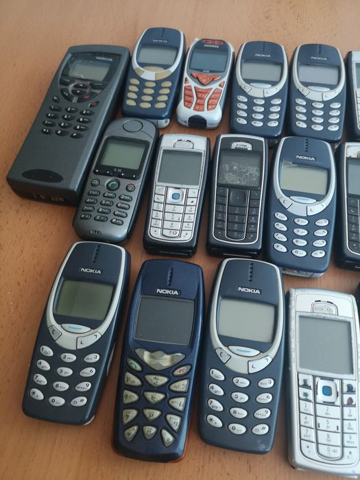 Lote Completo de 41 Telemóveis Antigos (Nokia, Siemens, Samsung)