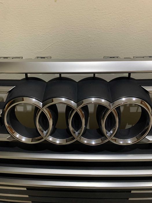 Audi Q7 Grelha 4M