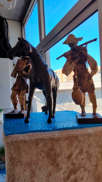 Figuras de dois velhinhos e um cavalo