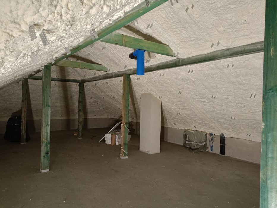 Izolacje natryskowe piana pur ocieplenie poddasza