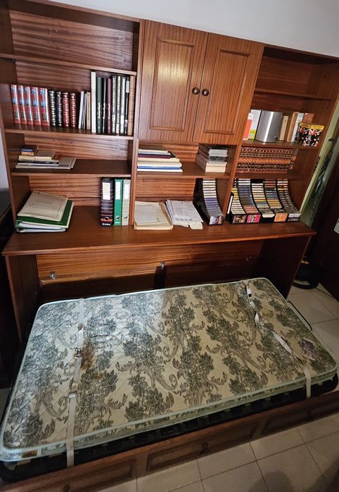 Estante com cama