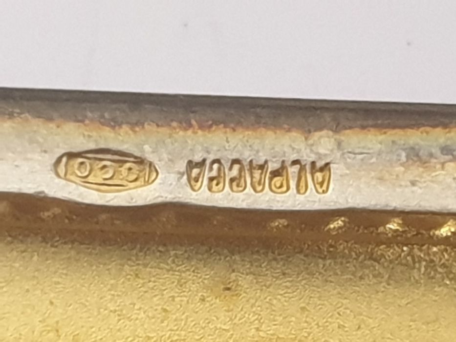 Invulgar e elegante antiga cigarreira em Alpacca com esmalte