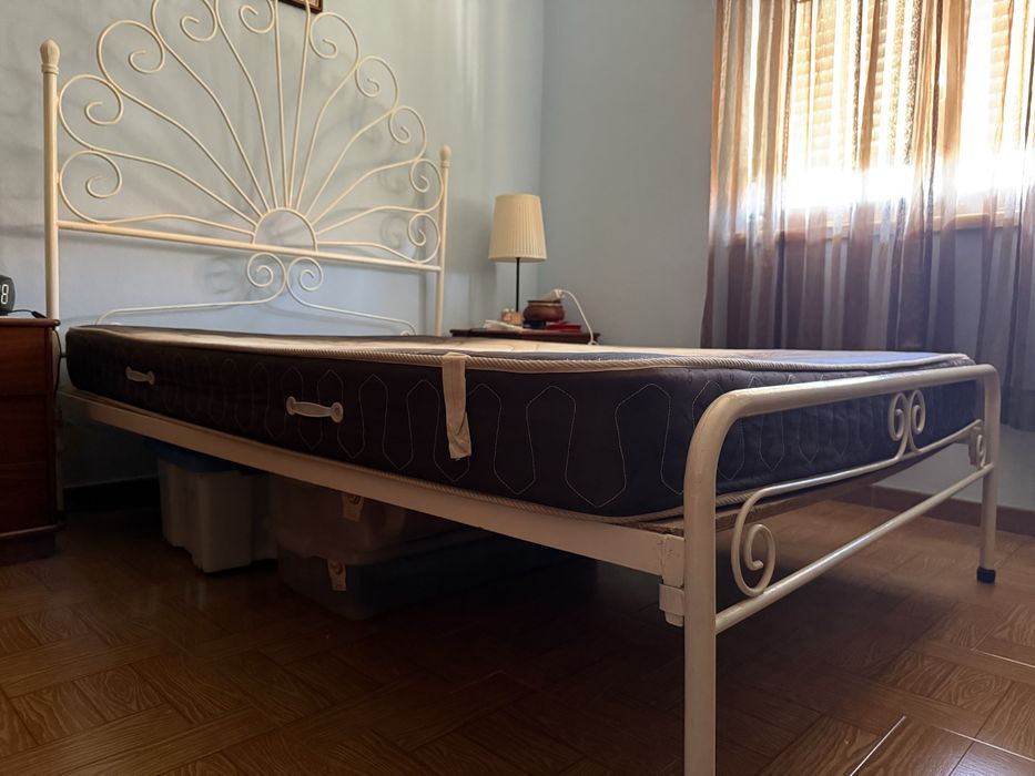 Cama vintage de casal em ferro