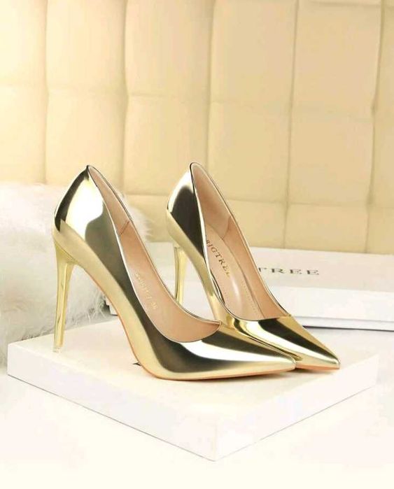 Sapatos dourados novos em promoção