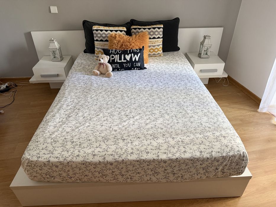 Cama + mesas de cabeceira (sem colchão)