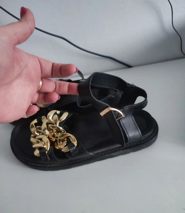 Sandały z łańcuchem