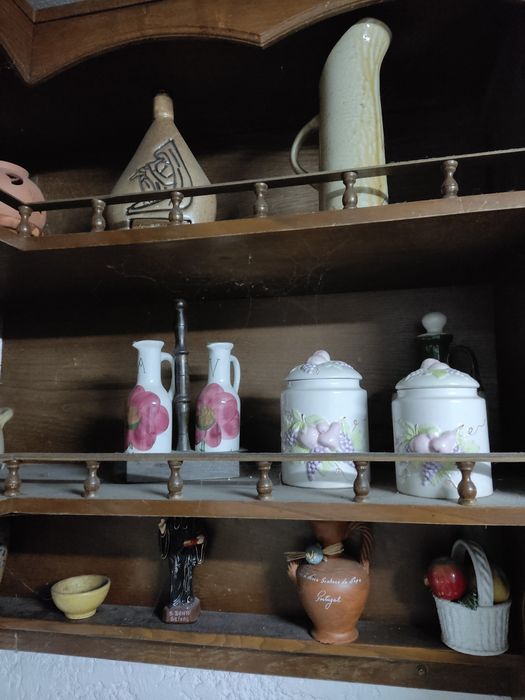 Peças decorativas em cerâmica e vidro