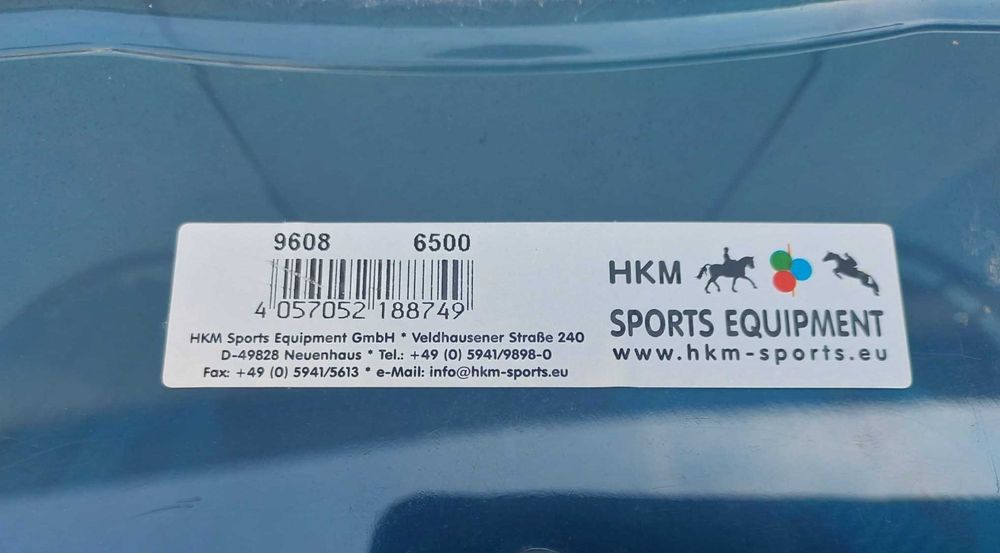 Skrzynka ze szczotkami do konia