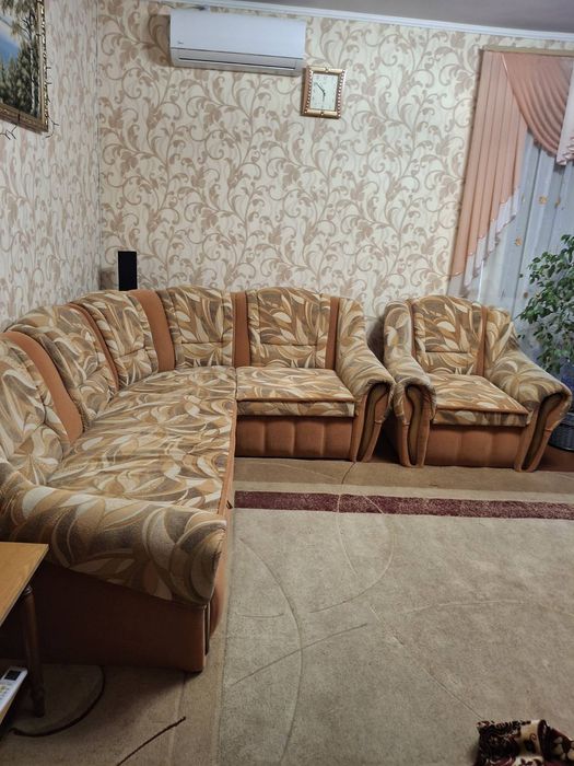 Диван в гостинну