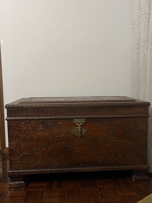 Arca com madeira trabalhada anos 80