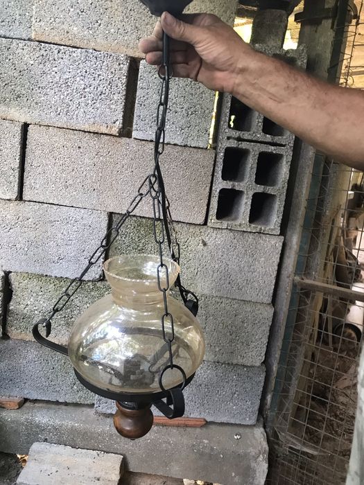 Diversos candeieros e abajours