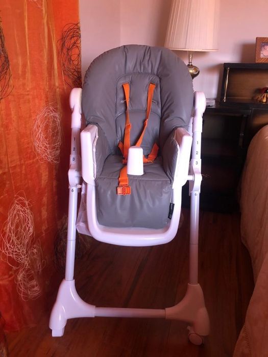 Cama de bebé,colchão muda fraldas e cadeira alimentação.