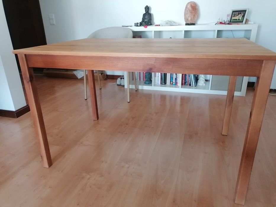 Mesa simples em madeira (120 × 75 × 75 cm)