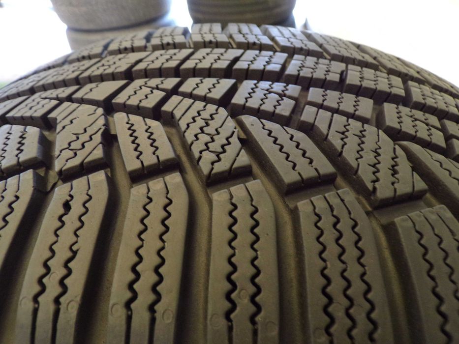 opona zimowa hankook winter i*cept evo 2  225 35 R18  91H  MO jak nowa