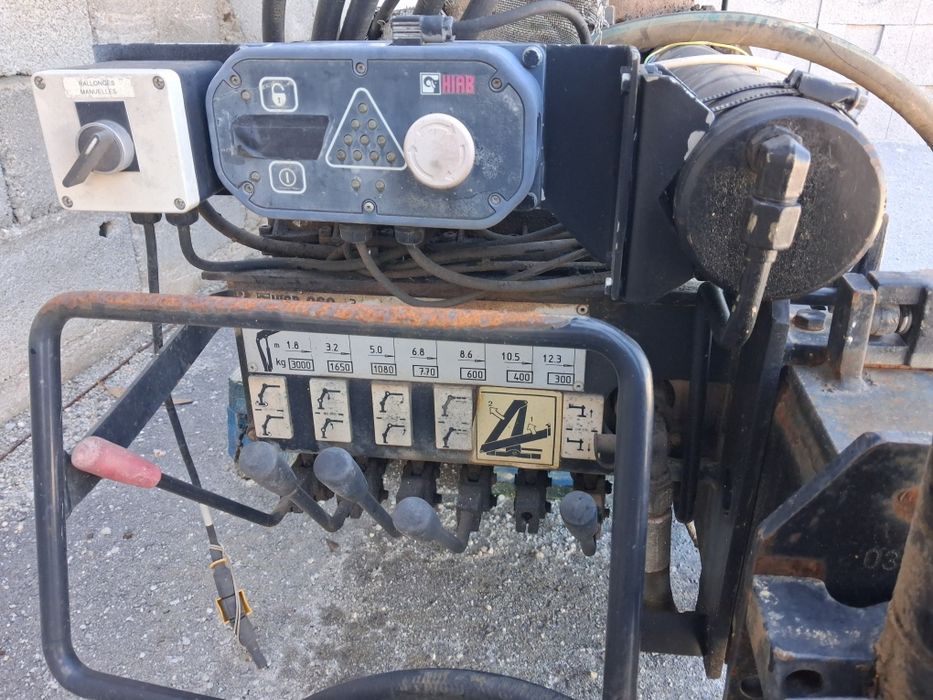 Várias gruas Hiab 060