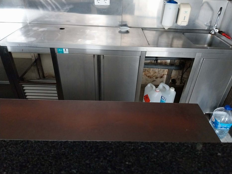 Escaparate em inox com pio