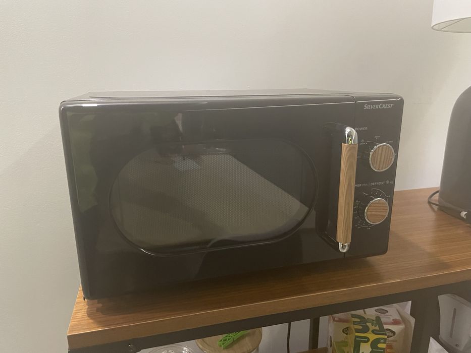 Título: Micro-ondas SilverCrest preto — estilo retro