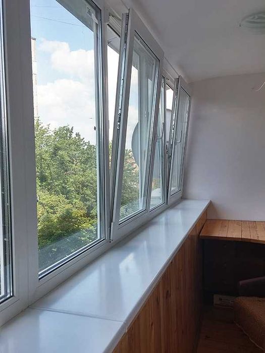 Просторна однокімнатна студія, (40м²), біля метро Святошин, подобово