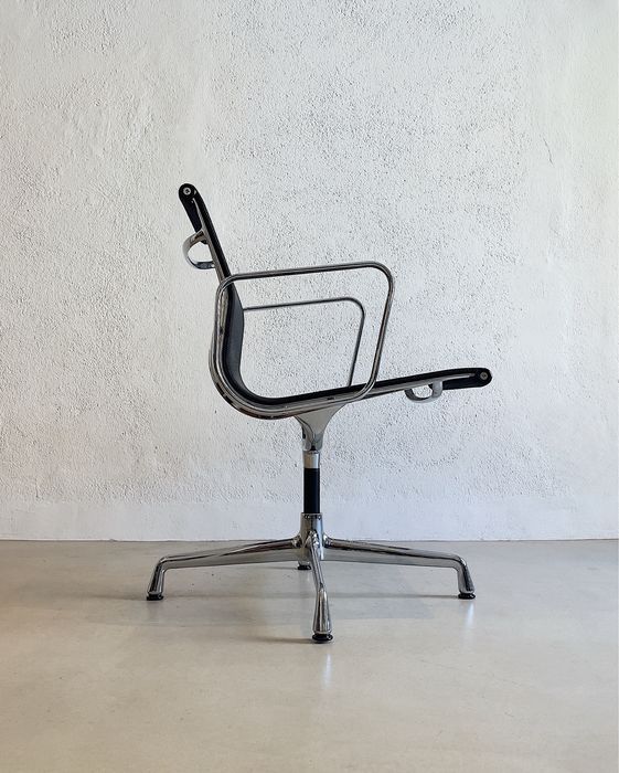 Cadeiras Eames EA 104 da Vitra