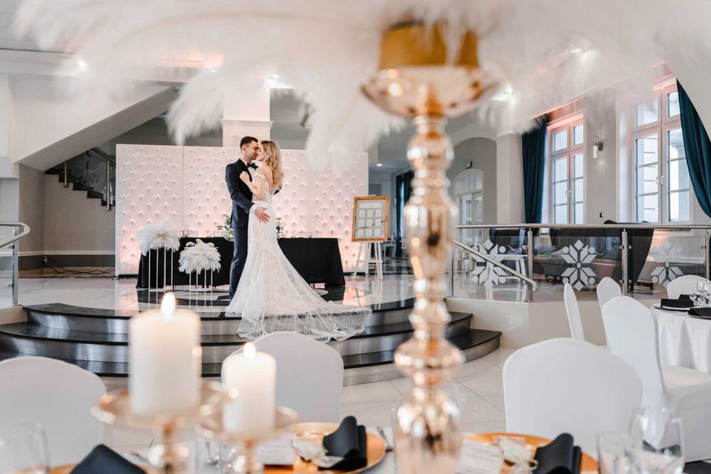 białe pióra strusie, kompozycje ze strusimi piórami