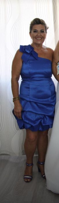 Vestido azul cerimonia e sandalias