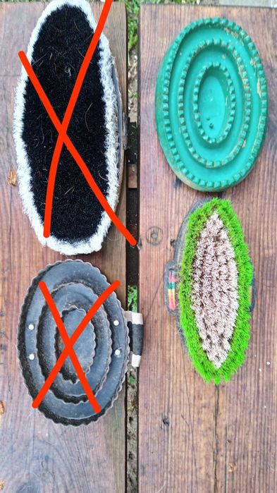 Щітка скребниця для чистки коней