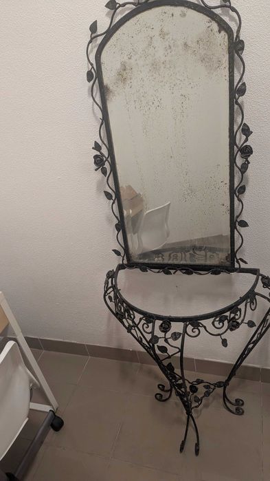 Mesa de apoio e espelho