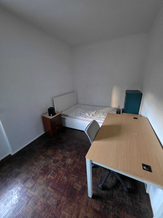 Quarto Grande para Individual, Casal ou Partilhado SEM CALÇÃO