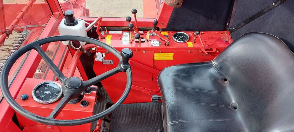 Зернозбиральний комбайн Massey Ferguson 440 3.м