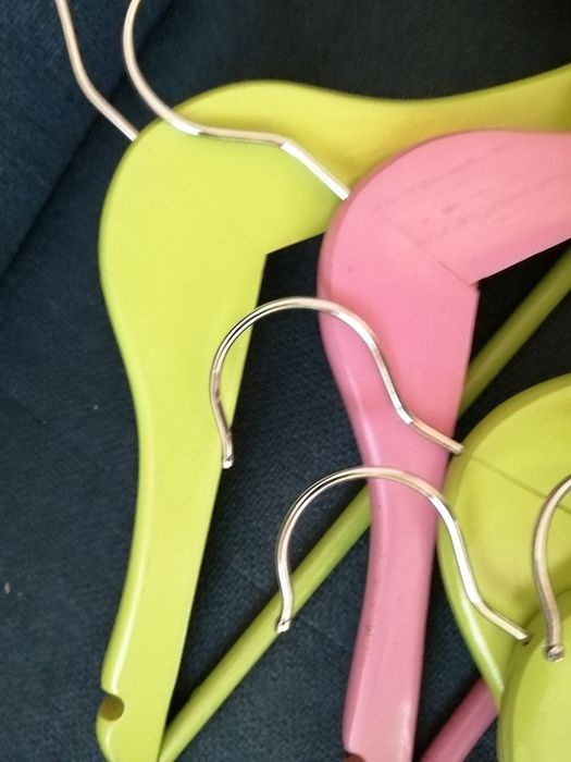 Cabides de Madeira e de Plástico- Como novos!	Roupa de criança*