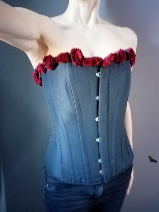 Czarny gorset, metalowe usztywnienie, czerwone róże, Goth