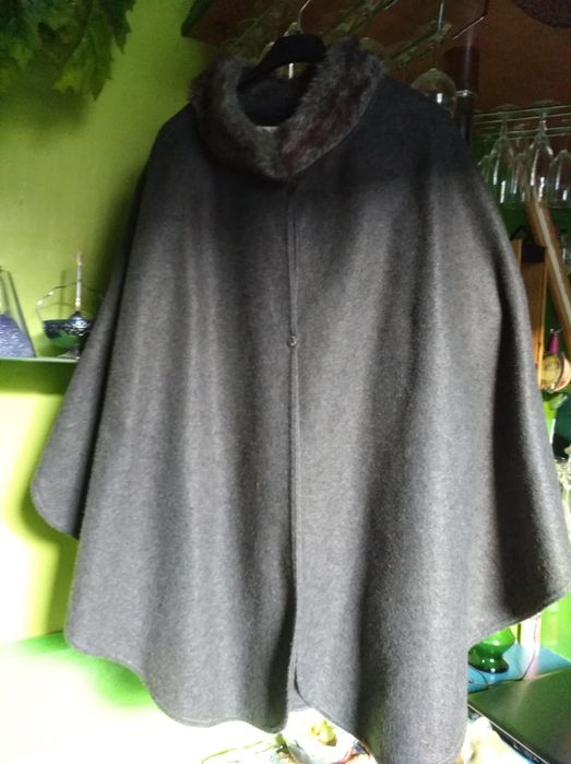 Ponczo z futrzanym kołnierzem.