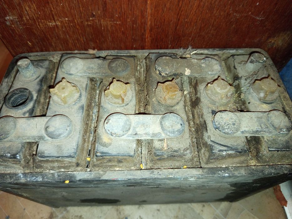 Продам, сдам 2 аккумулятора  на лом,самовывоз Стараконный р-к.