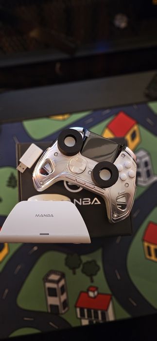 Pad do gier z ekranem