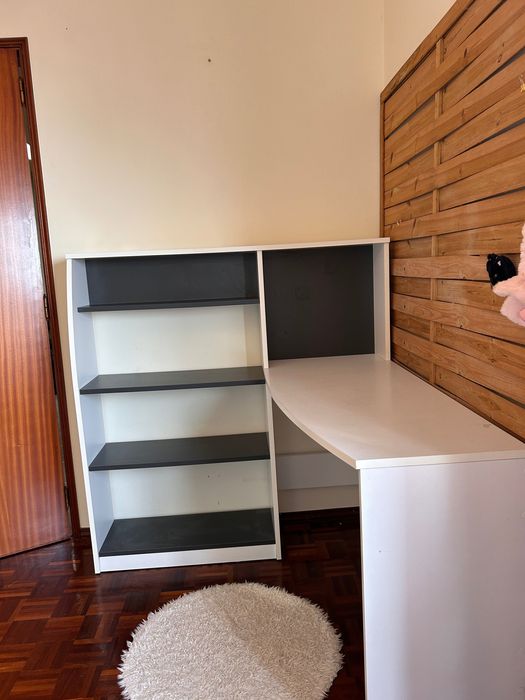 Mesa de canto com estante