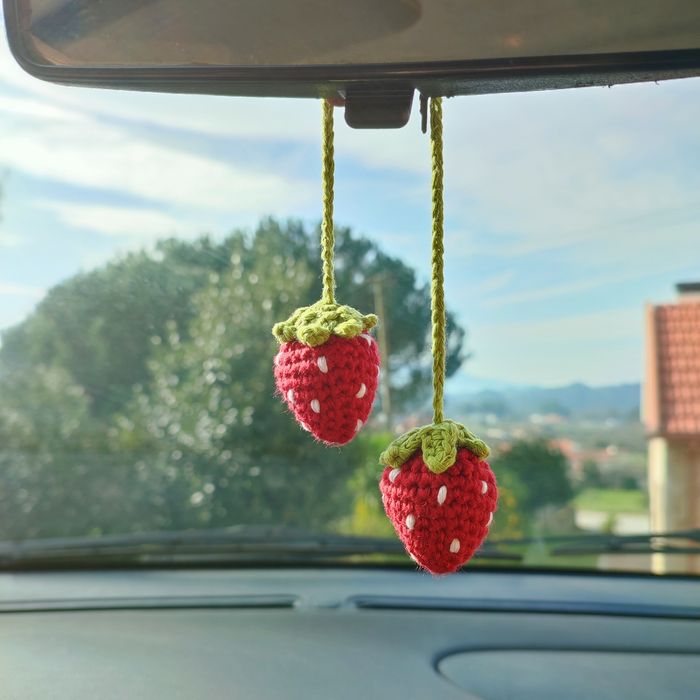 Pendente morango para carro ou bolsa crochê