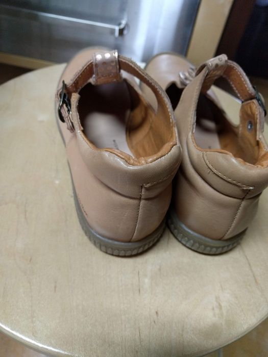 Sapatos novos menina em pele tamanho 34