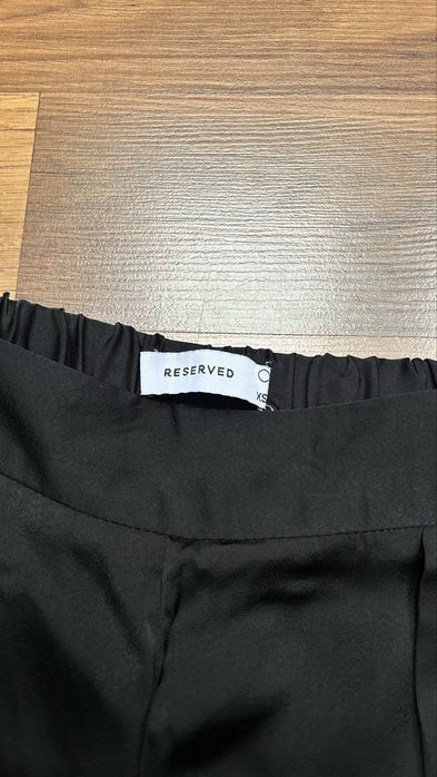 Spodnie satynowe szerokie czarne klasyczne Reserved