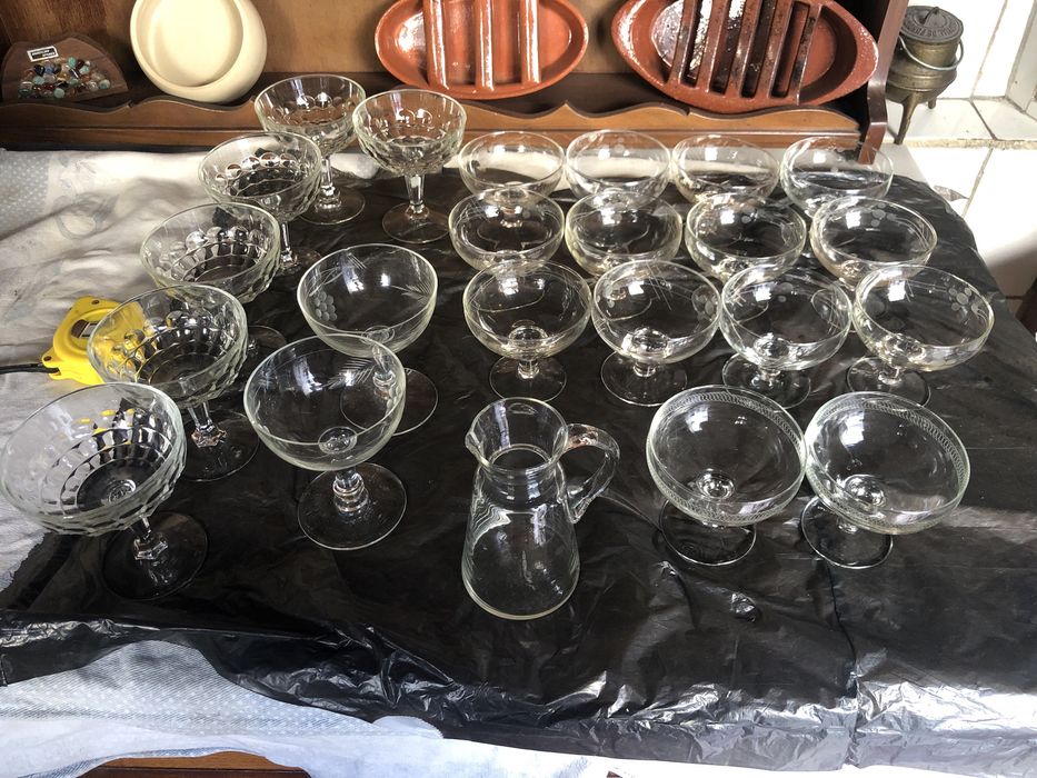 Varios modelos de taças (22)e pequena caneca em vidro valor de tudo